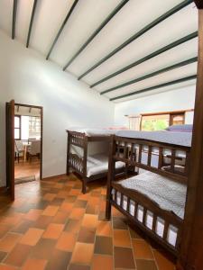 Habitación con literas y mesa. en CABAÑA VILLA SOFÍA RITOQUE, en Villa de Leyva