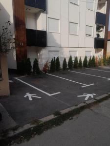 KumodražにあるApartman Anaの建物前の白矢印駐車場