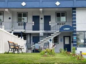 ein blau-weißes Gebäude mit einer Wendeltreppe in der Unterkunft Rodeway inn St Joseph in Saint Joseph