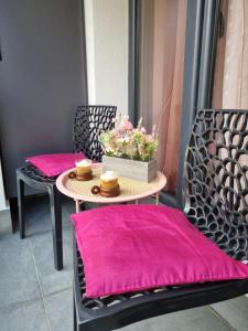 Uma área de estar em MONA Apartman Divčibare
