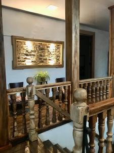 drewniane schody w domu z obrazem na ścianie w obiekcie 1-Fantástica casa entre montañas w mieście Salamina