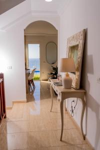 salon ze stołem i lampką w obiekcie Villa Costa w mieście Santa Cruz de Tenerife