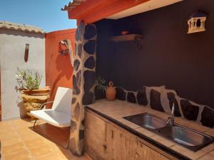 a kitchen with a sink and a giraffe wall at Casa La Gollada in Cazadores