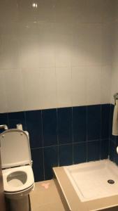 a bathroom with a toilet and a bath tub at شقة لقضاء عطلة مميزة بمدينة الفنيدق in Riffiene