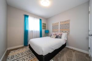 1 dormitorio con cama y ventana en 3BDRM Home, 5min to WEM/4min to River Cree Casino en Edmonton