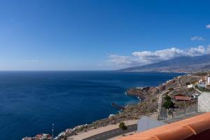 Blick auf das Meer von der Seite einer Klippe in der Unterkunft Villa Costa in Santa Cruz de Tenerife