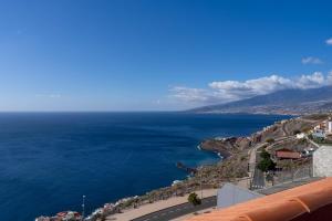 a view of the ocean from the side of a cliff at Villa Costa in Bocacangrejo