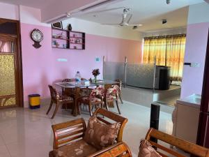 een keuken en eetkamer met een tafel en stoelen bij Nice Luxury Suites in Rajshahi