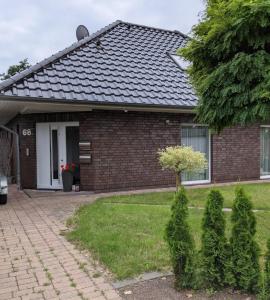 a home with a brick house with a driveway at Happy Moor in Rellingen