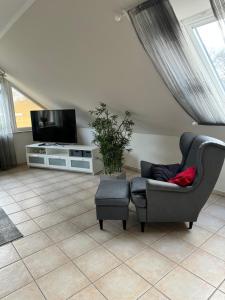 a living room with a chair and a television at Happy Moor in Rellingen
