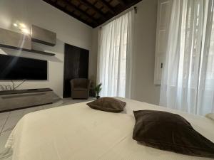 una camera con letto, TV e sedia di Mokai Torino Centro a Torino