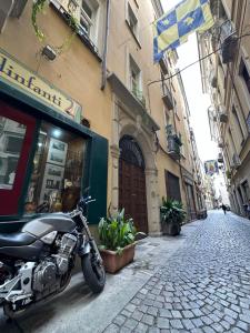 una moto parcheggiata di fronte a un edificio in una strada di Mokai Torino Centro a Torino