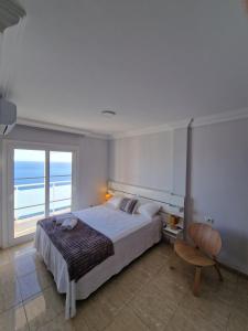 a bedroom with a bed with a view of the ocean at Villa Costa in Bocacangrejo
