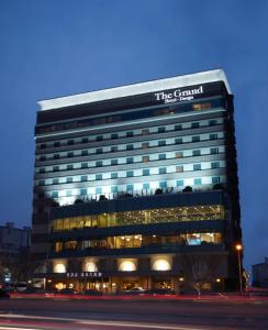 un edificio con un cartel en la parte delantera en Daegu Grand Hotel, en Daegu