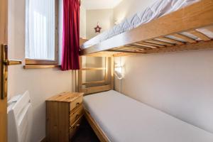 Våningssäng eller våningssängar i ett rum på Résidence Les Cimes Blanches - 4 Pièces pour 8 Personnes 351