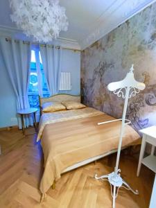 1 dormitorio con 1 cama grande y paredes azules en Au Petit Trianon Bleu, en Versalles