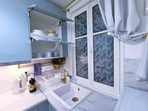 ベルサイユにあるAu Petit Trianon Bleuのキッチン(シンク付)、窓