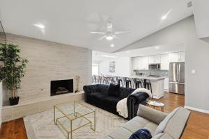 ダラスにあるDallas Retreatのリビングルーム(黒いソファ、暖炉付)