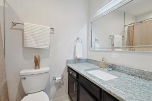 ダラスにあるDallas Retreatのトイレ、洗面台、鏡のあるバスルーム +10枚の写真