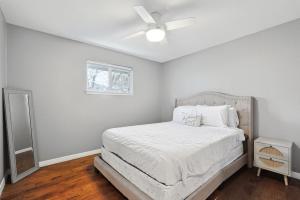 ダラスにあるDallas Retreatのベッドルーム1室(ベッド1台、シーリングファン付)