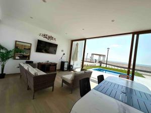 uma sala de estar com vista para o oceano em Viamar Chincha® Casa de Playa con Piscina 1er fila em Sunampe
