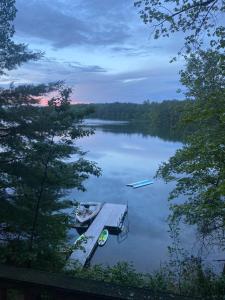 - un quai sur un lac avec un bateau dans l'établissement Hasbrook Hideaway, à Lake Tomahawk