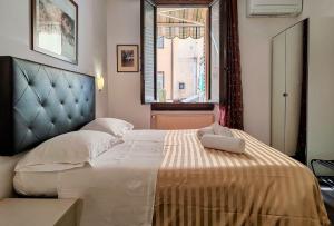 Residenza Martin في فلورنسا: غرفة نوم مع سرير مع لاب توب عليه