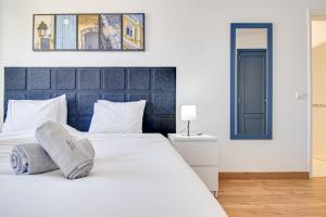 - une chambre avec un lit blanc et une tête de lit noire dans l'établissement Old Town 2BR 50m Ocean w/ AC Wi-Fi Parking Terrace, à Albufeira