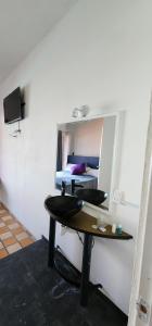 - une table avec un miroir dans une chambre avec un lit dans l'établissement Hotel Tao, à Atlixco