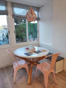 una sala da pranzo con tavolo e 2 sedie di Apartamento Figueres Plaza Cataluña a Figueres