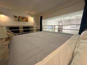 拿坡里的住宿－La Maisonette at DUOMO，一间卧室,卧室内配有一张大床
