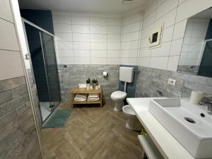 拿坡里的住宿－La Maisonette at DUOMO，一间带水槽、卫生间和淋浴的浴室