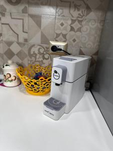 カターニアにあるSweet Homeのコーヒーメーカー(バスルームのカウンターに座る)