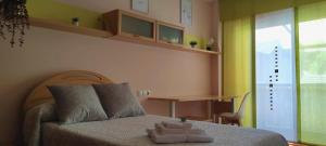 un dormitorio con una cama con un animal de peluche en Luan en Moaña