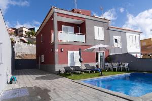 eine Villa mit Swimmingpool und ein Haus in der Unterkunft Villa Costa in Santa Cruz de Tenerife