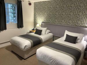 um quarto de hotel com duas camas num quarto em Best Western Valley Hotel em Ironbridge