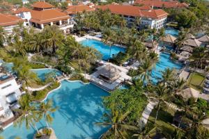 eine Luftansicht auf den Pool im Resort in der Unterkunft Conrad Bali in Nusa Dua