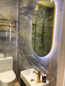 een badkamer met een wastafel en een spiegel bij No.1 Clement House in York