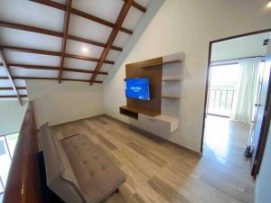 sala de estar con TV y sofá. en Imperia Chincha® Casa de Playa y Campo con Piscina, en San Pablo
