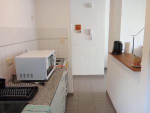 A kitchen or kitchenette at Hogareño departamento calle 42