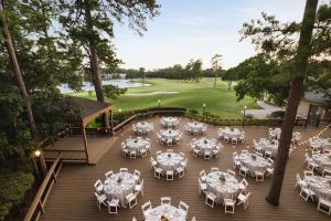 una vista aérea de un restaurante con mesas y sillas en The Woodlands Resort, Curio Collection by Hilton, en The Woodlands