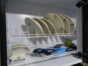 um frigorífico cheio de pratos e utensílios brancos em Apartamento en el sur de Cali em Cali