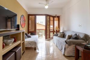 - un salon avec un canapé et une télévision dans l'établissement Aconchegante apartamento próx da praia BFC204, à Cabo Frio