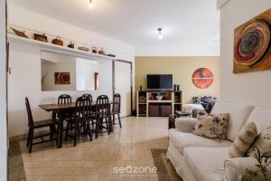 - un salon avec un canapé et une table dans l'établissement Aconchegante apartamento próx da praia BFC204, à Cabo Frio