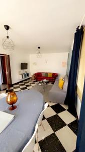 appartement L'OLIVIER في آرل: غرفة معيشة مع طاولة وأريكة