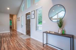 a room with a mirror on the wall and a table at Shelton Waterfront, Fire pit, Hot tub, Game, Beach in Shelton