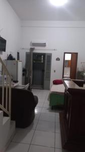 sala de estar con cama y sofá en Aluguel de loft mobiliado em Cuiabá en Cuiabá