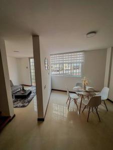 een woonkamer met een tafel en stoelen bij Apartamento Duplex en ubicacion privilegiada in Manizales