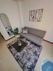 un soggiorno con divano e tavolo di Apartamento Duplex en ubicacion privilegiada a Manizales