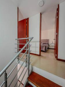 una scala che conduce a una camera con letto di Apartamento Duplex en ubicacion privilegiada a Manizales